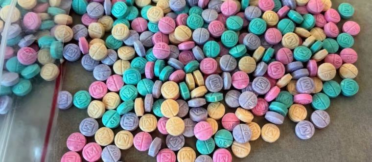 What does fentanyl look like? and what does rainbow fentanyl look like? Rainbow fentanyl—fentanyl pills and powder that come in a variety of bright colors, shapes, and sizes—is a deliberate effort by drug traffickers to drive addiction among kids and young adults.