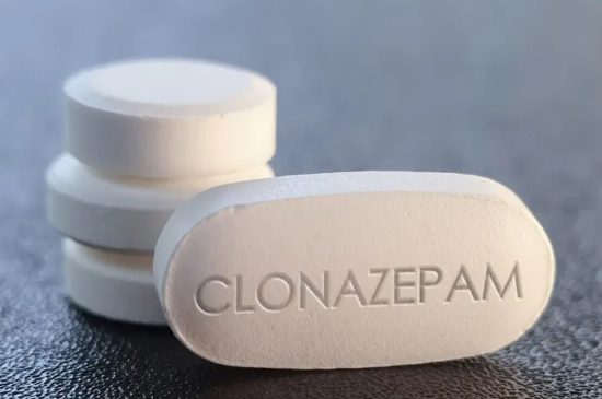 Can you smoke Klonopin? Klonopin (Clonazepam) is an anticonvulsant or antiepileptic type of drug. It is used to prevent and control seizures and panic attacks.