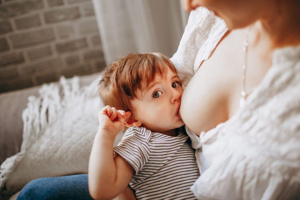 What are the signs of alcohol in breastfed baby? Alcohol can disrupt a baby's sleep cycle. You might notice your baby having trouble falling asleep, waking up frequently, or having irregular sleep patterns.