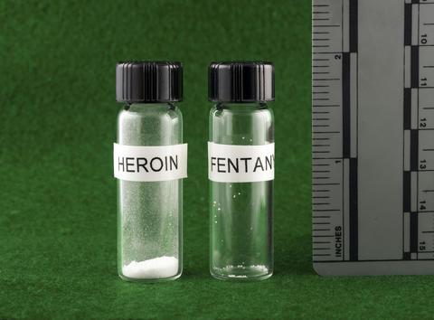What does heroin look like? The image shows a lethal dose of heroin compared to a lethal dose of fentanyl.