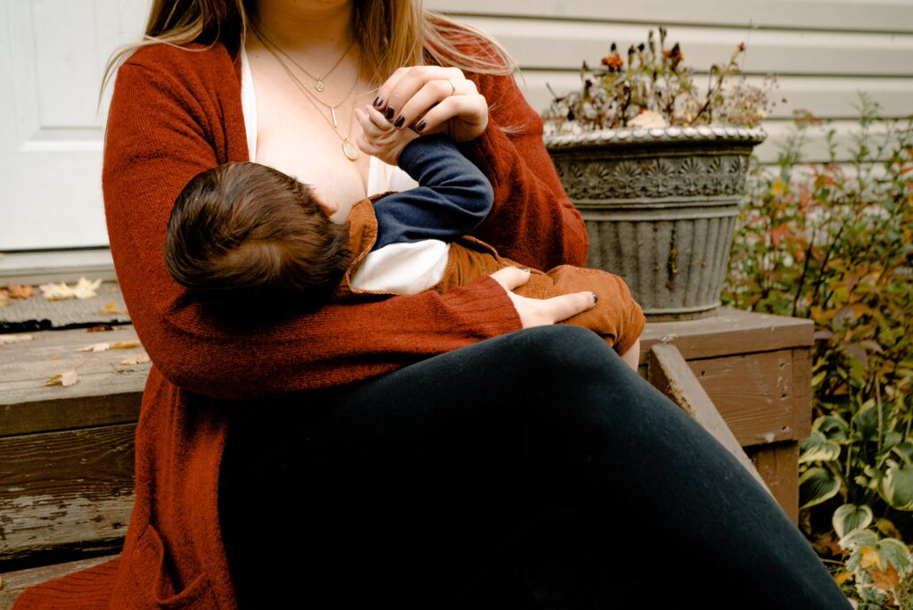 What are the signs of alcohol in breastfed baby? The effects of alcohol in breast milk can impact both the breastfeeding mother and the nursing baby. 