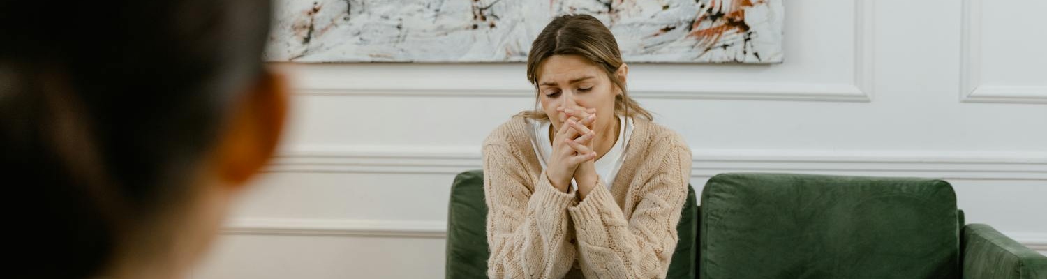 A person talking to a patient after learning how to prepare for a psychotherapy session